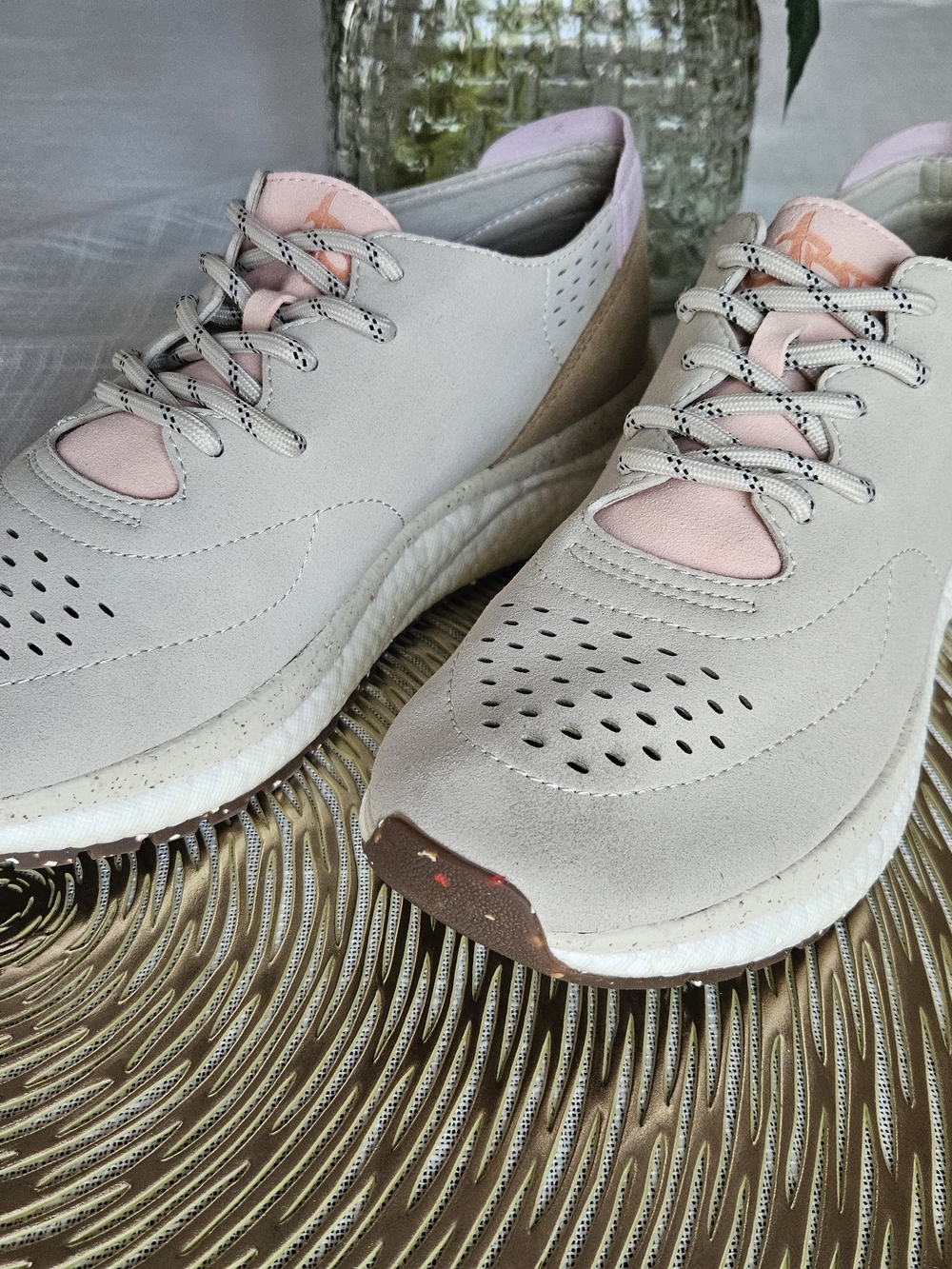 OTBT Free Beige Suede Athleisure Sneakers Women's Size 8.5 - Picture 3 of 12